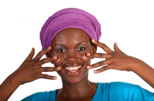 Hübsche Afrikanerin mit Kopftuch